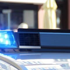 Dienstfahrt mit hohem Tempo ohne Sirene einer Genfer Polizei-Kaderangestellten: Begnadigung, aber trotz dessen Führerausweisentzug